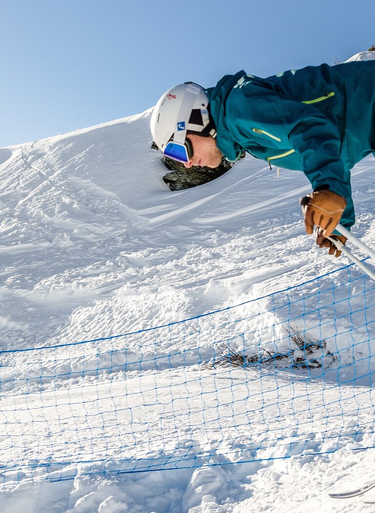 Skier pushes off from the start gate on a snowy slope, ready for a downhill run in the sunshine. | © Gasteiner Bergbahnen AG