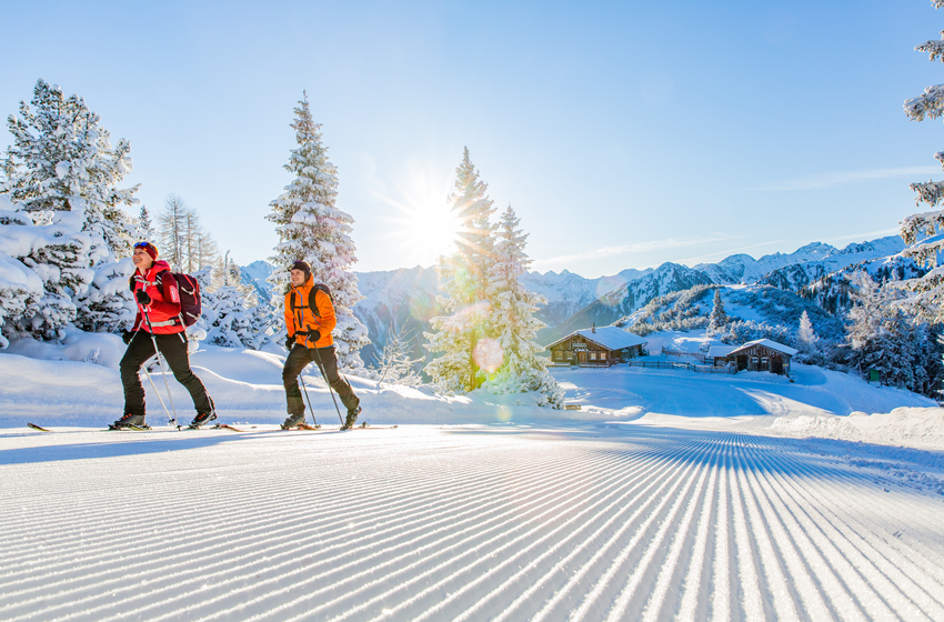 Two ski tourers on a snowy piste in bright and clear alpine winter weather | © Ski amadé GmbH